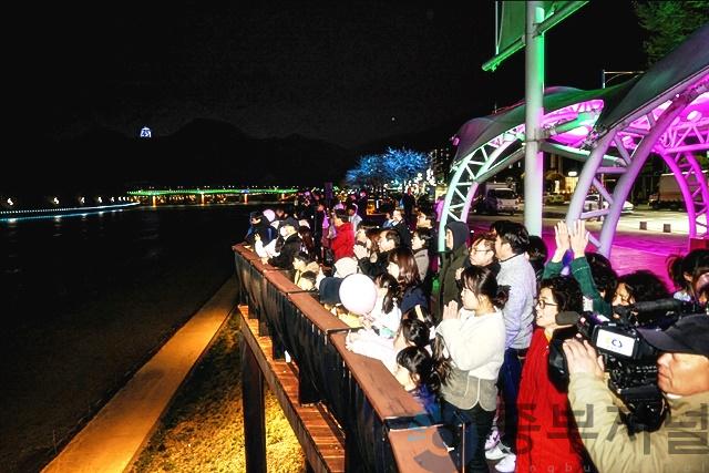 보도1)단양 벚꽃야경투어 야간 플라이보드 공연을 보고 있는 주민들.jpg