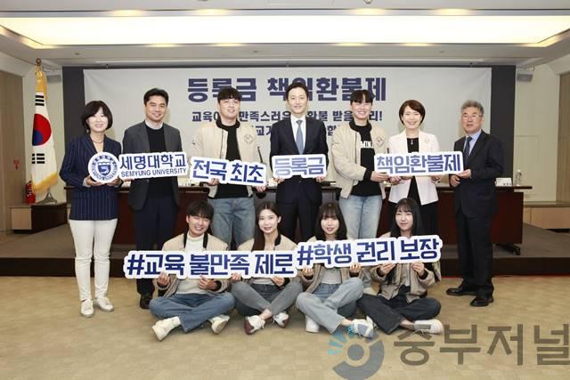 사진 2. 세명대학교 권동현 총장(사진 가운데) 및 학생들이 포즈를 취하고 있다..JPG